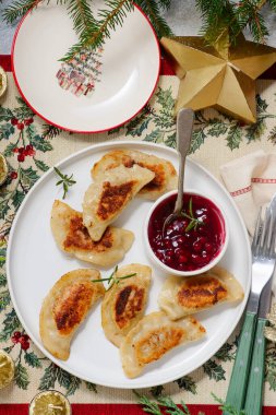 Geleneksel Polonya usulü tavuklu pierogi ördek ve yaban mersini soslu. seçici odak