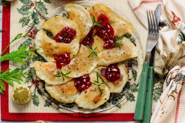 Geleneksel Polonya usulü tavuklu pierogi ördek ve yaban mersini soslu. seçici odak