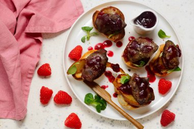 Tavuk ciğeri, karamelize armut ve ahududu soslu crostini.