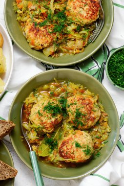 Genç lahana ile pişirilmiş domuz köftesi. - Evet. Üst seçici odak noktası