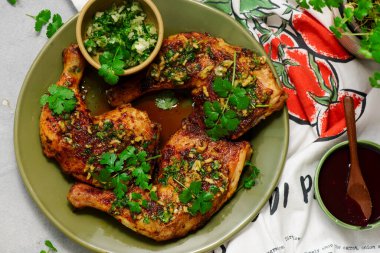 Kişniş, sarımsak ve acı soslu ızgara tavuk budu.