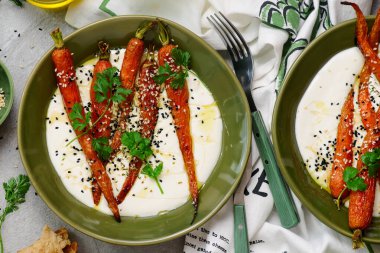 Seramik kasede çırpılmış feta üzerinde bal jöleli fırında havuç. Seçici odaklanma. Üst veiw