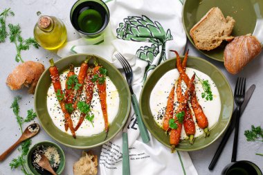 Seramik kasede çırpılmış feta üzerinde bal jöleli fırında havuç. Seçici odaklanma. Üst veiw