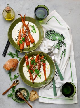 Seramik kasede çırpılmış feta üzerinde bal jöleli fırında havuç. Seçici odaklanma. Üst veiw