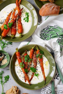 Seramik kasede çırpılmış feta üzerinde bal jöleli fırında havuç. Seçici odaklanma. Üst veiw