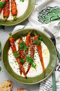 Seramik kasede çırpılmış feta üzerinde bal jöleli fırında havuç. Seçici odaklanma. Üst veiw