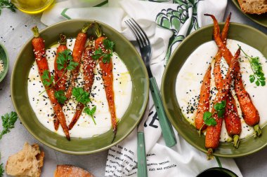 Seramik kasede çırpılmış feta üzerinde bal jöleli fırında havuç. Seçici odaklanma. Üst veiw