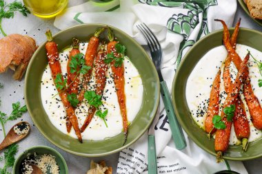 Seramik kasede çırpılmış feta üzerinde bal jöleli fırında havuç. Seçici odaklanma. Üst veiw