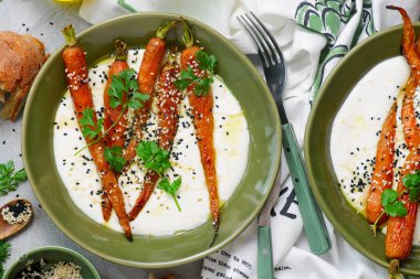 Seramik kasede çırpılmış feta üzerinde bal jöleli fırında havuç. Seçici odaklanma. Üst veiw