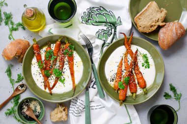 Seramik kasede çırpılmış feta üzerinde bal jöleli fırında havuç. Seçici odaklanma. Üst veiw