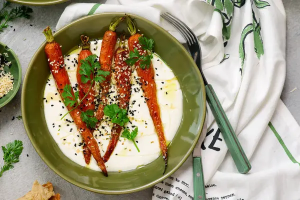 Seramik kasede çırpılmış feta üzerinde bal jöleli fırında havuç. Seçici odaklanma. Üst veiw