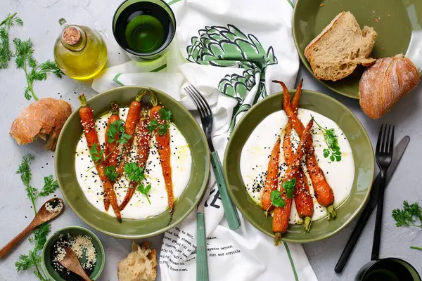 Seramik kasede çırpılmış feta üzerinde bal jöleli fırında havuç. Seçici odaklanma. Üst veiw