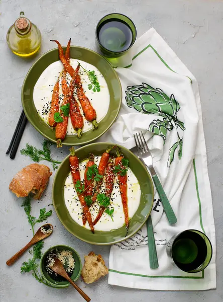 Seramik kasede çırpılmış feta üzerinde bal jöleli fırında havuç. Seçici odaklanma. Üst veiw