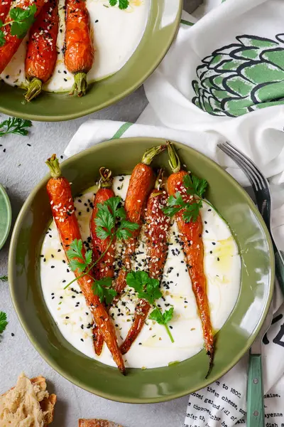 Seramik kasede çırpılmış feta üzerinde bal jöleli fırında havuç. Seçici odaklanma. Üst veiw