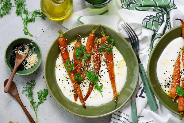 Seramik kasede çırpılmış feta üzerinde bal jöleli fırında havuç. Seçici odaklanma. Üst veiw