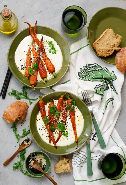 Seramik kasede çırpılmış feta üzerinde bal jöleli fırında havuç. Seçici odaklanma. Üst veiw