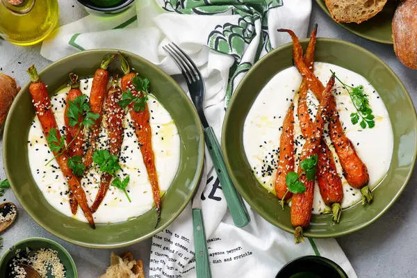 Seramik kasede çırpılmış feta üzerinde bal jöleli fırında havuç. Seçici odaklanma. Üst veiw