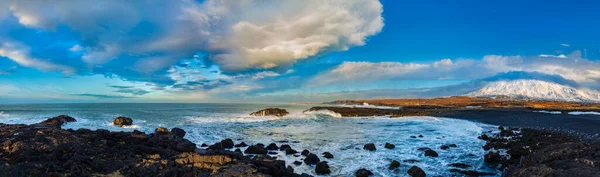 Islands Basaltkust Sköljs Atlantens Vinterstormvågor Och Bakgrunden Bildas Ett Ovanligt — Stockfoto