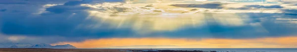 Malownicze Chmury Nad Wybrzeżem Islandii — Zdjęcie stockowe