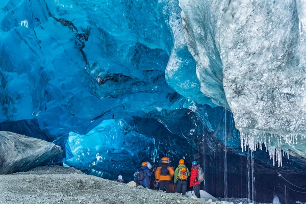 Turistas São Hipnotizados Pela Beleza Uma Caverna Gelo Islândia — Fotografia de Stock