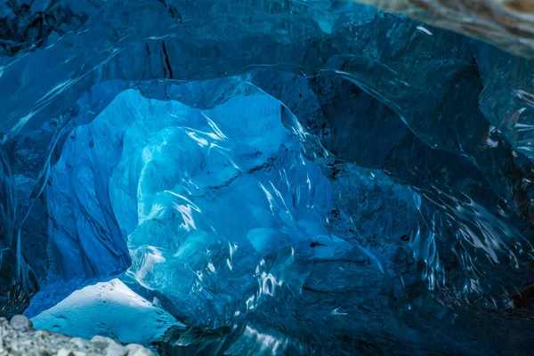 Turyści Zahipnotyzowani Pięknem Jaskini Lodowej Islandii — Zdjęcie stockowe