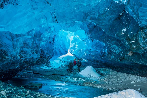 Los Turistas Están Hipnotizados Por Belleza Una Cueva Hielo Islandia —  Fotos de Stock