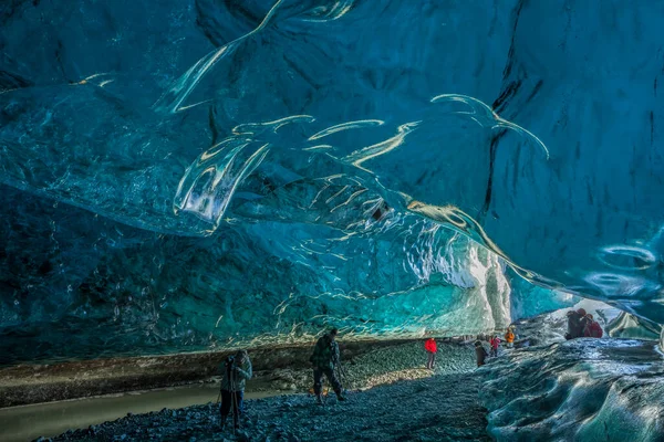 Turistas São Hipnotizados Pela Beleza Uma Caverna Gelo Islândia — Fotografia de Stock