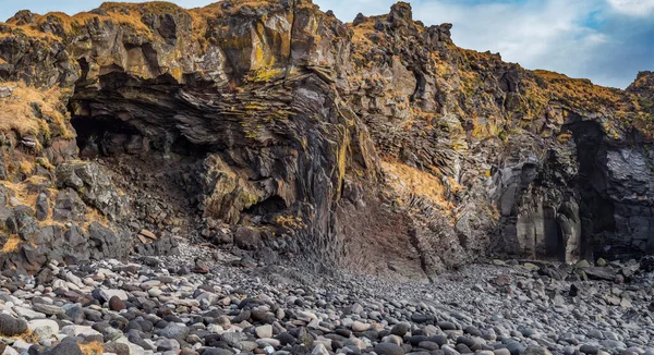 アイスランドの海岸の玄武岩の岩の中のトロールの顔 — ストック写真