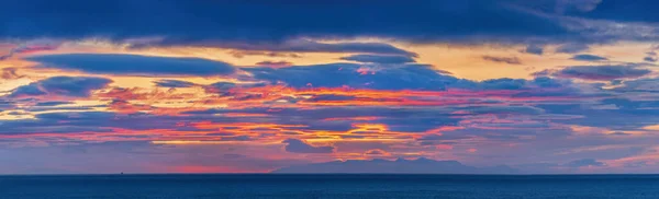 Samotny Statek Rybacki Oceanie Pod Niesamowicie Malowniczym Niebem Wschodzie Słońca — Zdjęcie stockowe