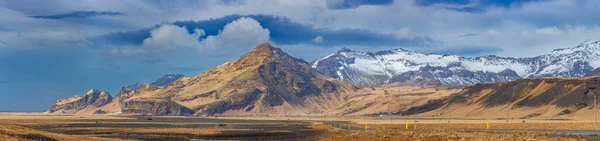 アイスランドの海岸沿いの道路沿いの絵のような景色 — ストック写真