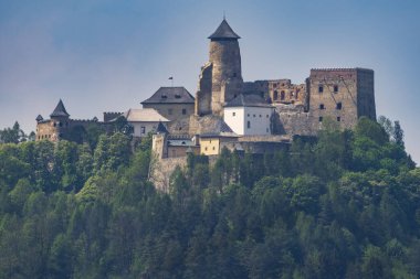 Gökyüzünde güzel bulutlar olan Stara Lubovna Kalesi, Slovakya