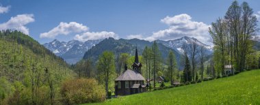 Kostol Sv 'un gece görüşü. Anny Belianske Tatras, Tatranska Javorina, Slovakya 'nın önünde