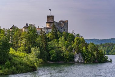 Polonya, Czorsztyn Gölü kıyısındaki Niedzica 'daki Ortaçağ Dunajec şatosu