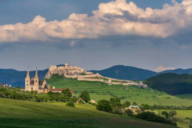 Spisska Kapitula ve Spis kalesi gün batımında, Slovakya