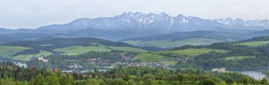 Polonya 'nın güzel Belianske Tatry kentinin arka planına karşı Niedzica ve Czorsztyn Gölü' ndeki Czorsztyn Kalesi 'ndeki iki antik Dunajec kalesinin günbatımından sonra panoramik manzara.