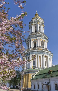 Öndeki çiçek açan Sakura 'dan Kiev Pechersk Lavra' nın Büyük Lavra Çan Kulesi 'ne bakın. Kyiv, Ukrayna.