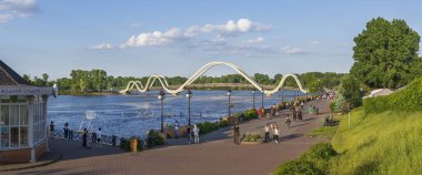 Natalka Parkı 'nı Dinyeper, Kyiv, Ukrayna' daki Obolonsky Adası 'na bağlayan yeni dalga köprüsünün görüntüsü