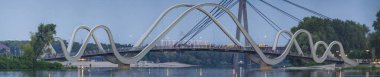 Yeni Volna Köprüsü boyunca yürüyen Kiev sakinlerinin gün batımından sonraki görüntüsü. Kyiv, Ukrayna.