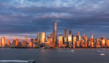 New Jersey 'den Manhattan' a, günbatımında New York, ABD.