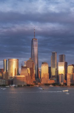 New Jersey 'den Manhattan' a, günbatımında New York, ABD.