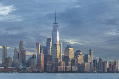 New Jersey 'den Manhattan' a, günbatımında New York, ABD.