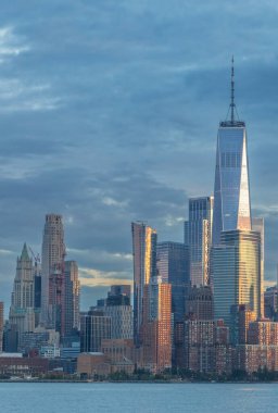 New Jersey 'den Manhattan' a, günbatımında New York, ABD.