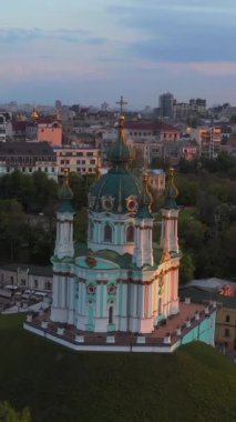 Gün batımında St. Andrew Kilisesi 'nin havadan görünüşü, Kyiv, Ukrayna. Dikey video. 