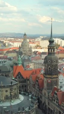 Tarihi Dresden 'in havadan görünüşü. Dikey video.