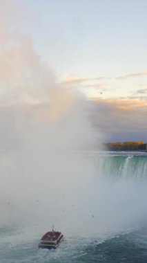 Niagara Şelalesi 'nde güneşin altında güzel bir gökkuşağı. Dikey video.