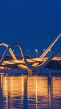 İnsanlar Ukrayna 'nın başkenti Kyiv' de aydınlatılmış bir yaya köprüsü boyunca ilerliyorlar. Kiev, Ukrayna. Zaman aşımı. Dikey video.