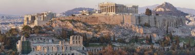 Yunanistan 'ın Atina kentindeki Akropolis' in Partenon ve Atticus Odeonu 'nu şehrin ve Lycabettus Dağı' nın zeminine karşı gösteren ayrıntılı bir görüntüsü.