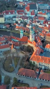 Çek Cumhuriyeti 'nin tarihi bir kasabası olan Esk Krumlov' un hava manzarasında ortaçağ şatosu, kırmızı çatılar ve dolambaçlı nehir manzaraları yer alıyor..
