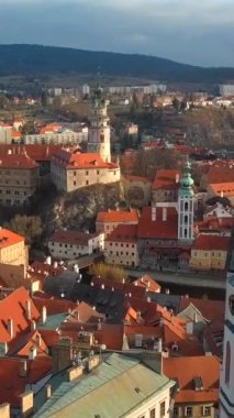 Çek Cumhuriyeti 'nin tarihi bir kasabası olan Esk Krumlov' un hava manzarasında ortaçağ şatosu, kırmızı çatılar ve dolambaçlı nehir manzaraları yer alıyor..