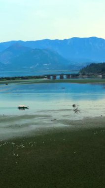 Karadağ, Skadar Gölü Ulusal Parkı, Rijeka Crnojevica Nehri 'nin nehir kıvrımının manzarası
